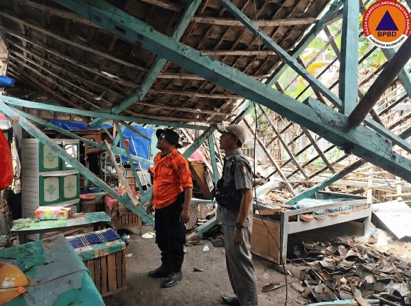 Rumah Warga Purwosari Rusak Diterjang Angin Kencang, BPBD Bojonegoro Lakukan Asesmen dan Beri Bantuan