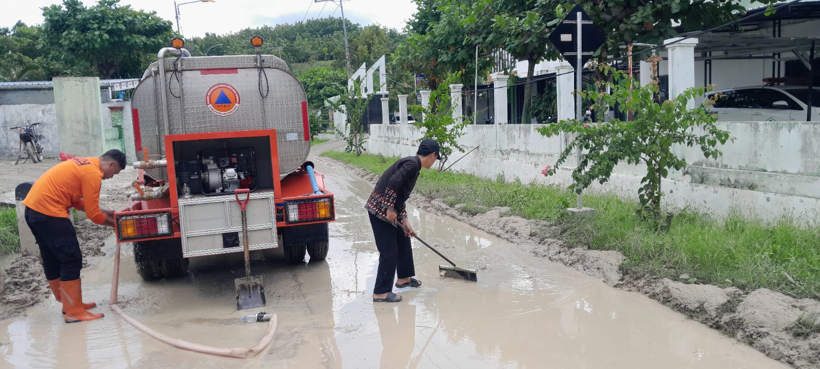 Tim BPBD Bojonegoro Terjun ke Lapangan, Tangani Banjir Luapan Sungai di Beberapa Desa di Gondang