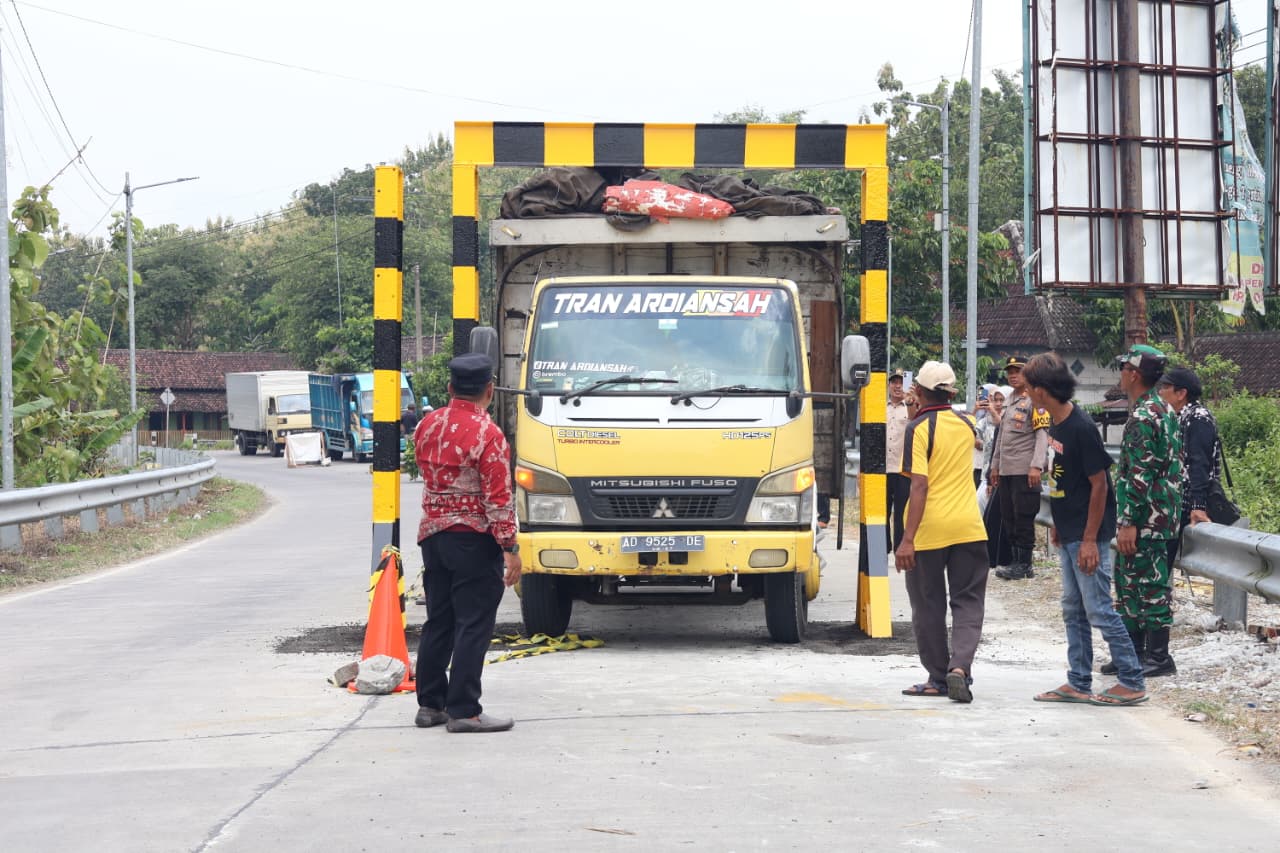 Pemasangan Portal di Jembatan Terusan Bojonegoro-Blora untuk Tingkatkan Keamanan dan Keawetan Jalan