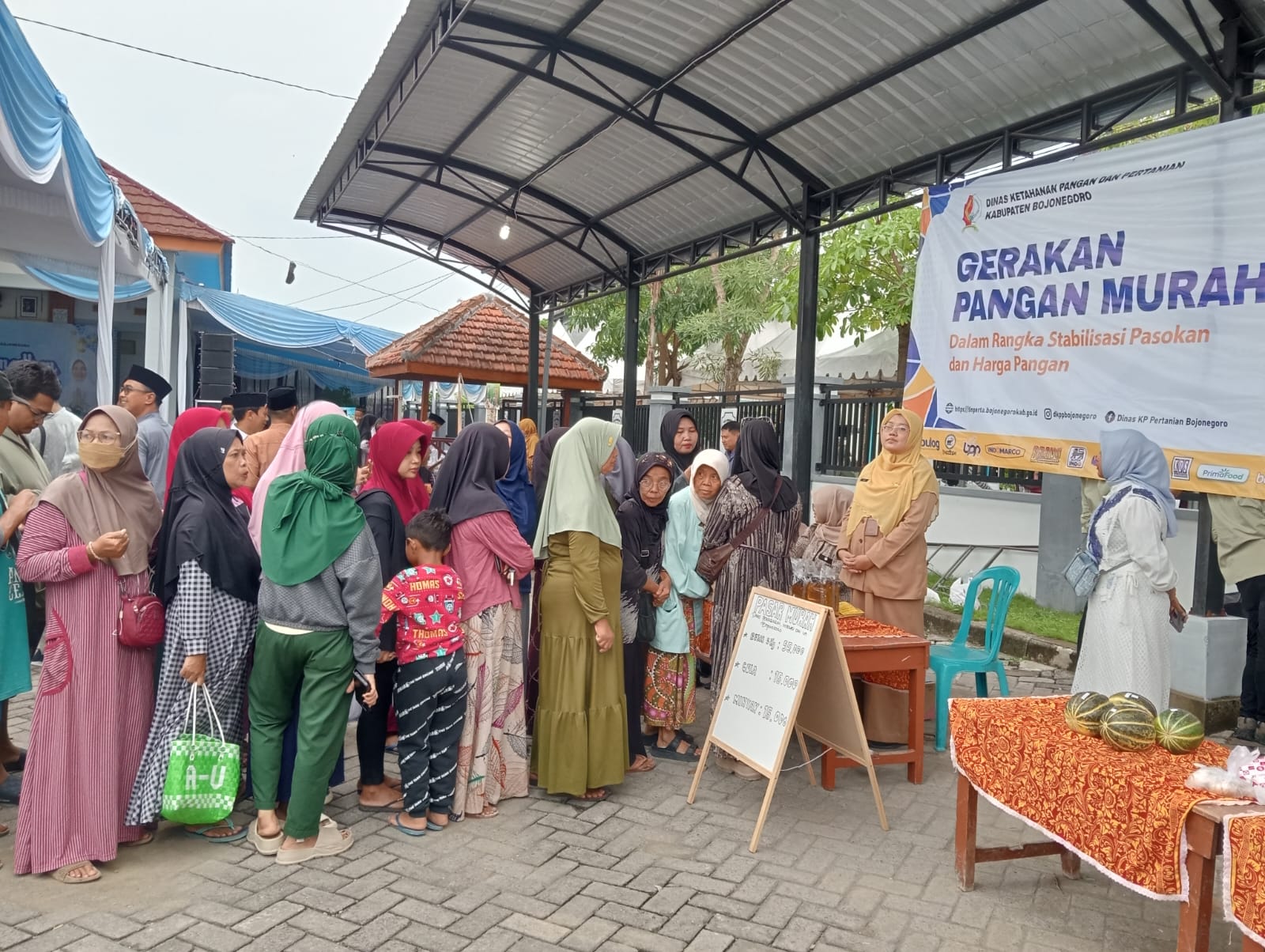 Warga Atusias Belanja Kebutuhan Pokok di Gerakan Pangan Murah Pemkab Bojonegoro
