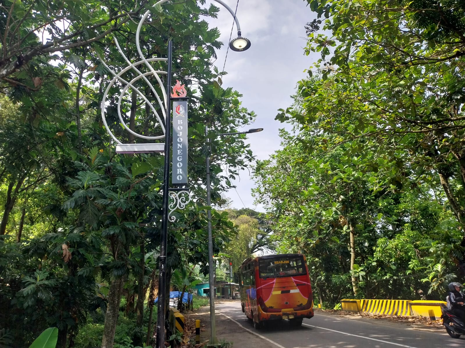 PJU Ikonik dengan Desain Khas Bojonegoro Sambut Pengguna Jalan di Setiap Perbatasan Daerah