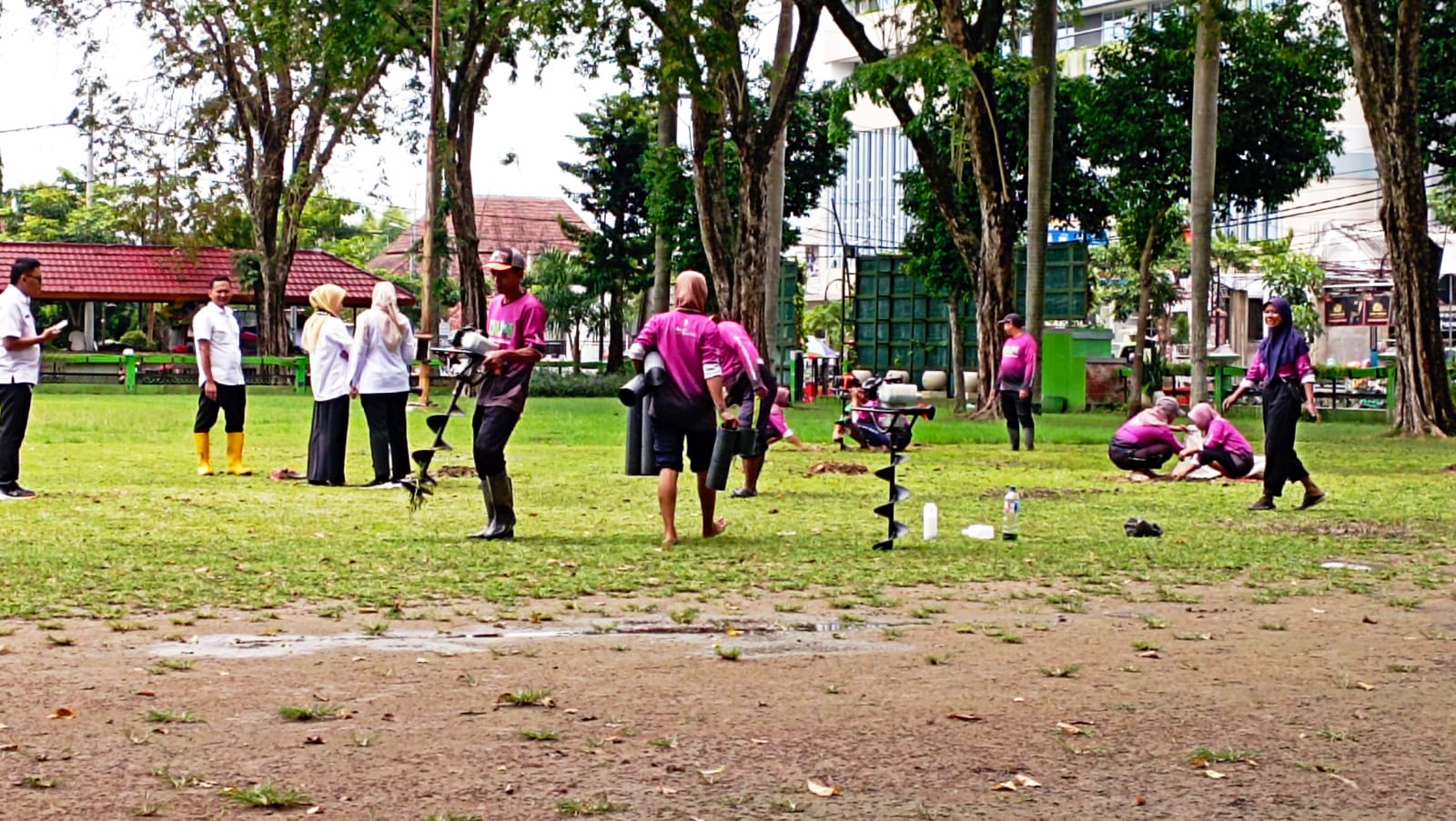 Lestarikan Lingkungan dan Kendalikan Air Limpasan, DLH Bojonegoro Buat Lubang Resapan Biopori di Alun-alun