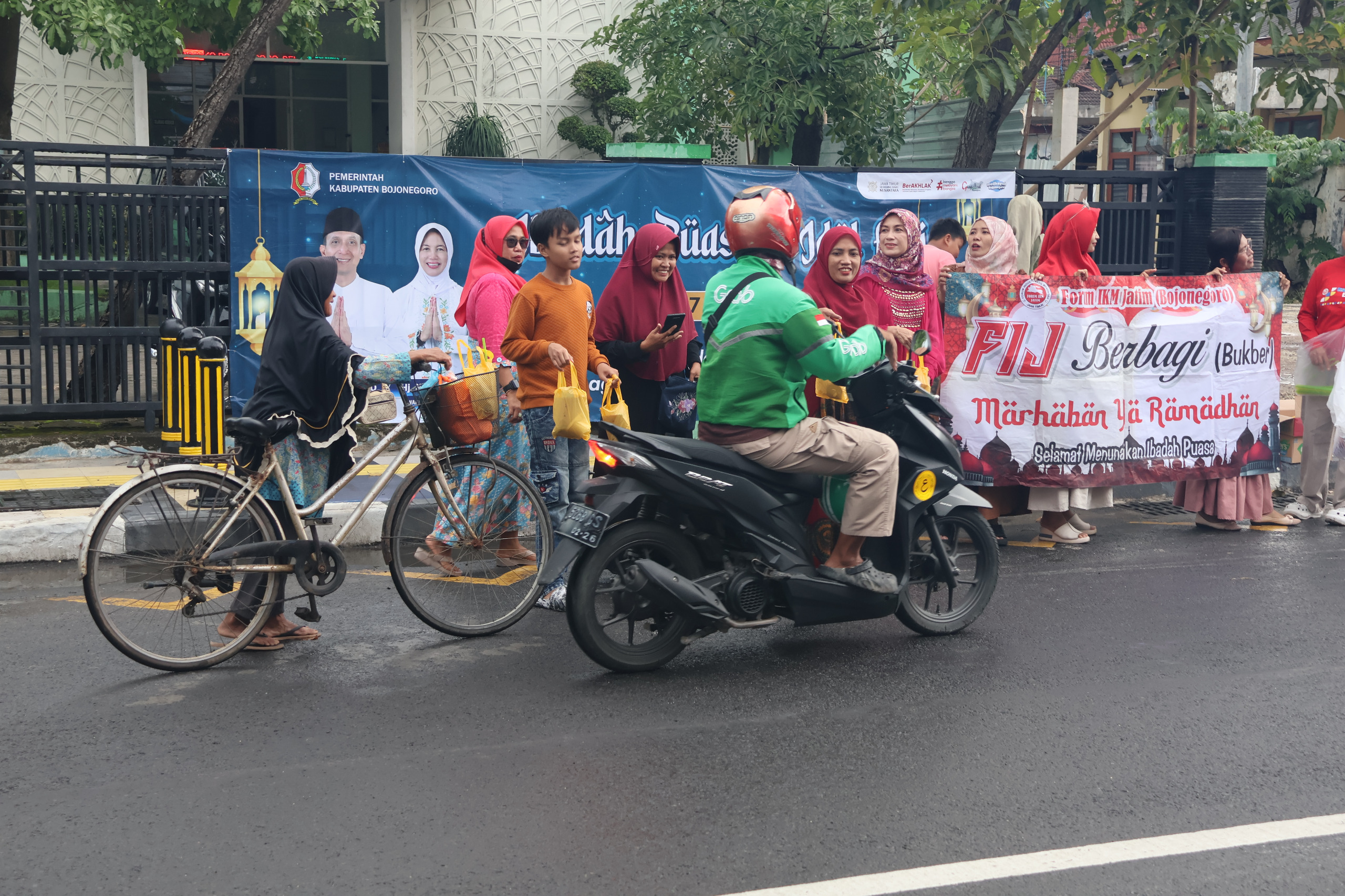 Kolaborasi dengan Kominfo, FIJ Bojonegoro Beri Santunan Anak Yatim dan Bagi-bagi Takjil Gratis kepada Pengguna Jalan