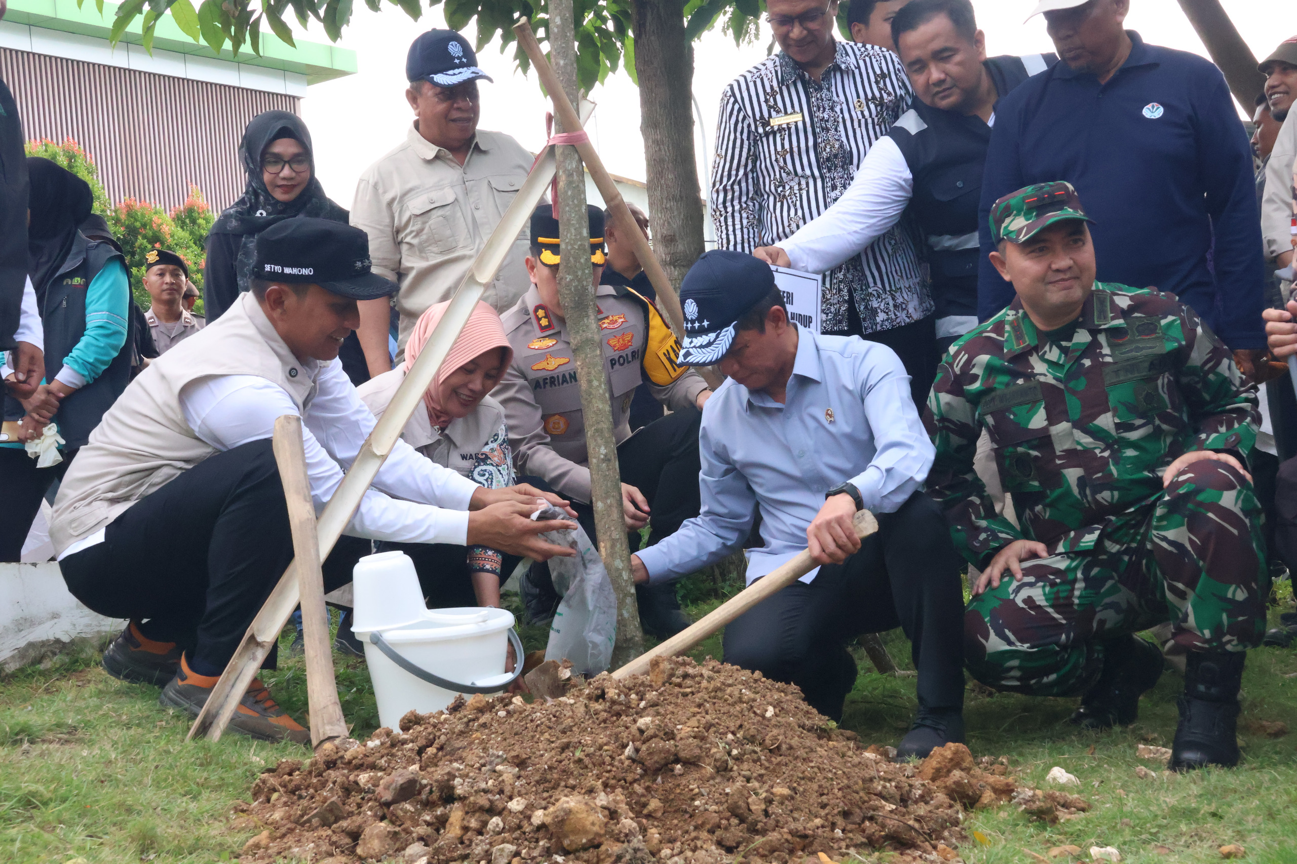 Disambut Bupati Setyo Wahono, Menteri LH Hanif Faisol Pimpin Langsung Korve Kebersihan di Pasar Wisata Bojonegoro