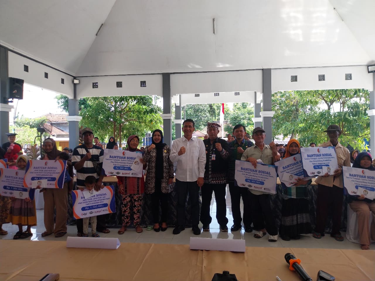 Serahkan Bansos Bagi Keluarga Rentan di Kasiman, Bupati Bojonegoro Ajak Saling Membantu dan Bangun Kebersamaan