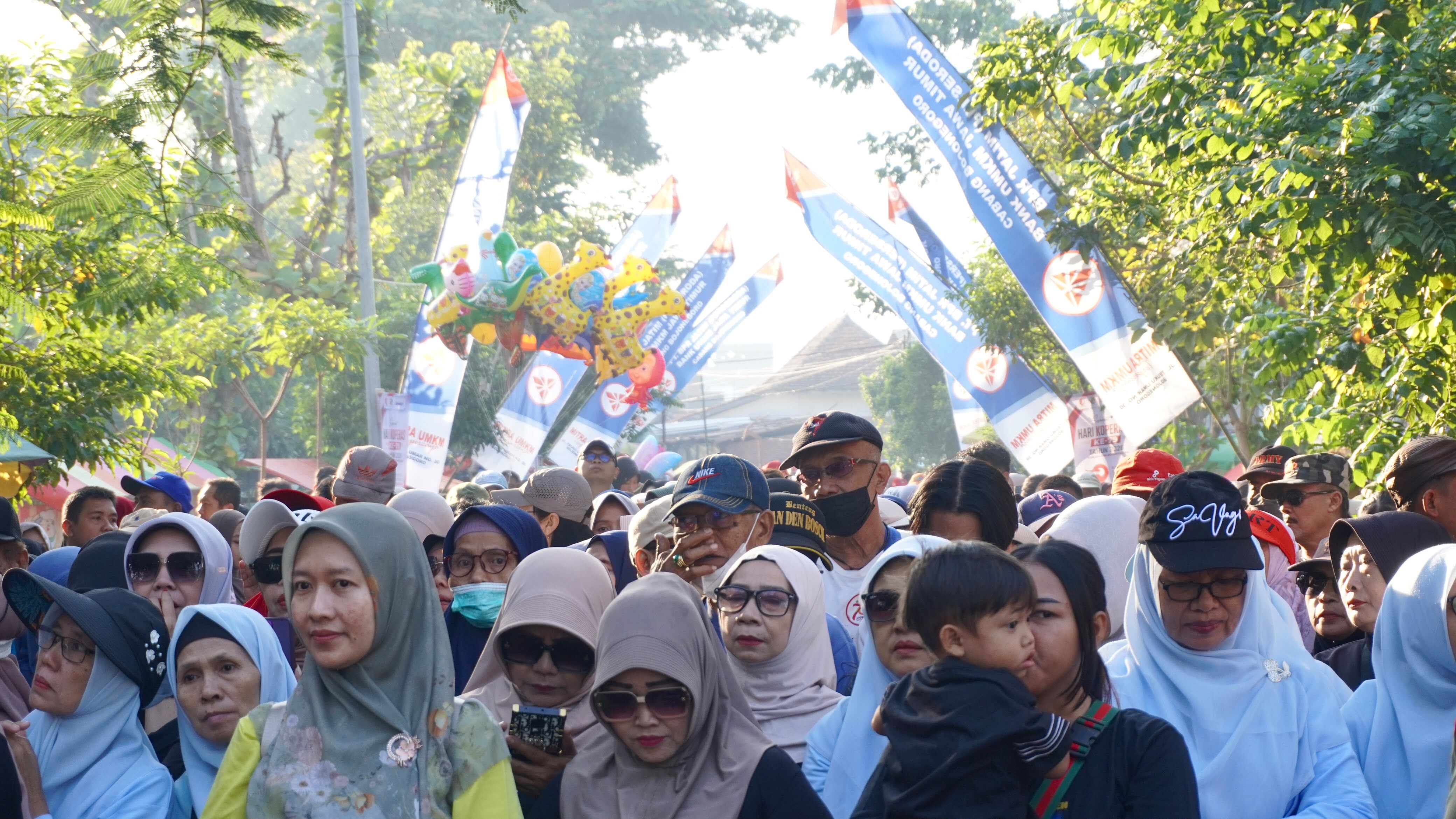 Gambar utama untuk artikel: Peringati Hari Koperasi Nasional, Ribuan Warga Bojonegoro Antusias Ikuti Jalan Sehat