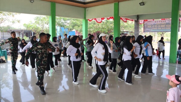 Kampanye Hidup Sehat Lewat Senam Line Dance saat TMMD Ke-129 di Kedungadem-Bojonegoro