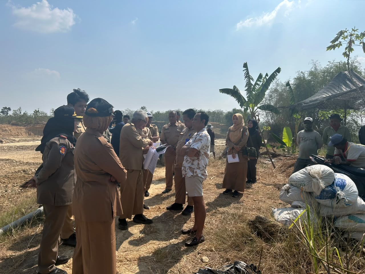 Jawab Keluhan Warga, Pemkab Bojonegoro Hentikan Pengerukan dan Penjualan Tanah dari Lahan Pertanian