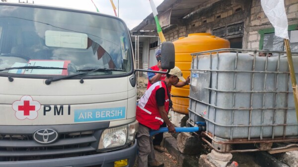 Kolaborasi PMI dan BPBD Bojonegoro Salurkan Bantuan Air Bersih Kurangi Dampak Kekeringan