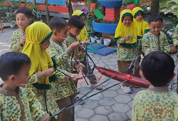Ceria Penuh Semangat, Siswa TK ABA II Bojonegoro Ikuti Aneka Lomba Sambut HUT Ke-81 Kemerdekaan RI