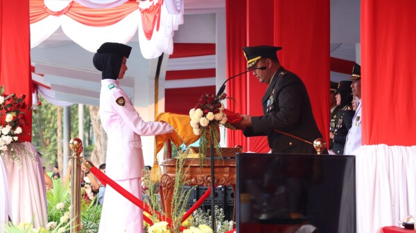 Upacara Penurunan Bendera di Bojonegoro Digelar Penuh Makna, Nyalakan Semangat Nasionalisme