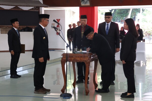 Gambar utama untuk artikel: Bupati Bojonegoro Lantik Kepala Sekolah dan Pejabat Fungsional, Dorong Terus Tingkatkan Kualitas Pendidikan
