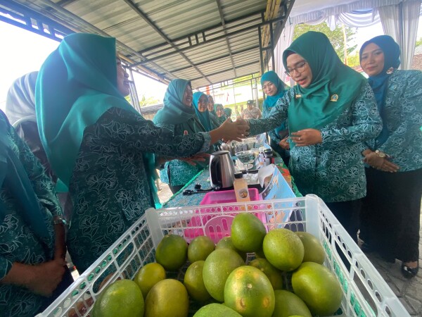 Inspiratif, Desa Semenkidul-Sukosewu Manfaatkan Pekarangan Rumah Kembangkan Jeruk Pamelo