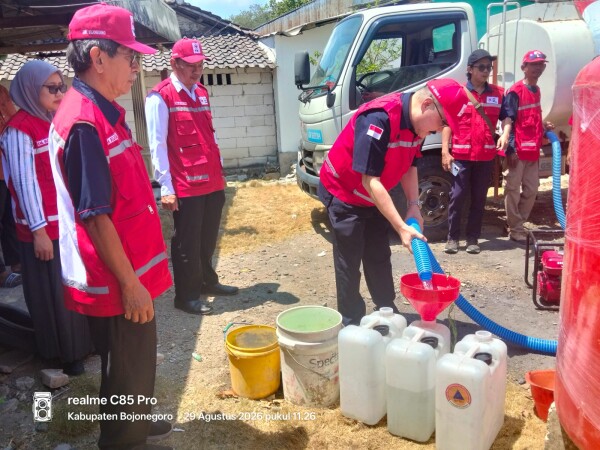Langkah PMI Bojonegoro Distribusikan Air Bersih Ke Daerah Kekeringan Dapat Apresiasi dari PMI Jatim
