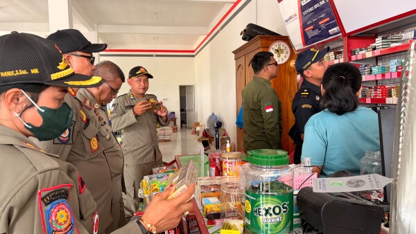 Pedagang di Tambakrejo Makin Sadar Tak Jual Rokok Ilegal, Tim Gabungan Terus Lakukan Razia dan Edukasi