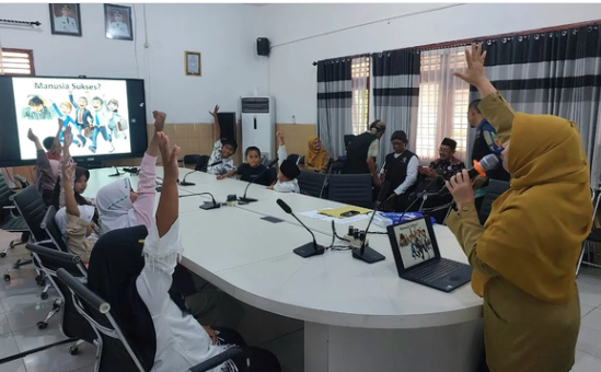 Gambar utama untuk artikel: Dinkominfo Bojonegoro Dorong Kreativitas Pelajar melalui Pelatihan Menulis Crikak dan Geguritan