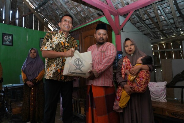 Gambar utama untuk artikel: Bupati Bojonegoro Hadiri Puncak Kegiatan Hari Koperasi, Serahkan Bantuan Bagi Kelompok Rentan