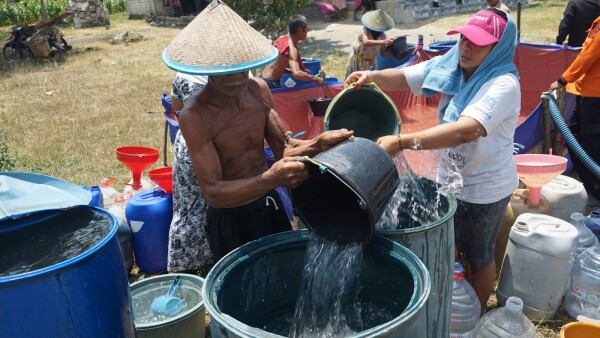 Gambar utama untuk artikel: BPBD Bojonegoro Terus Distribusikan Air Bersih Bagi Warga Terdampak Kekeringan