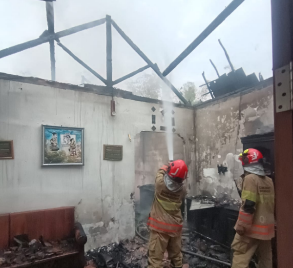 Gambar utama untuk artikel: Petugas Damkarmat Bojonegoro Gerak Cepat Tangani Kebakaran Rumah Warga di Dander