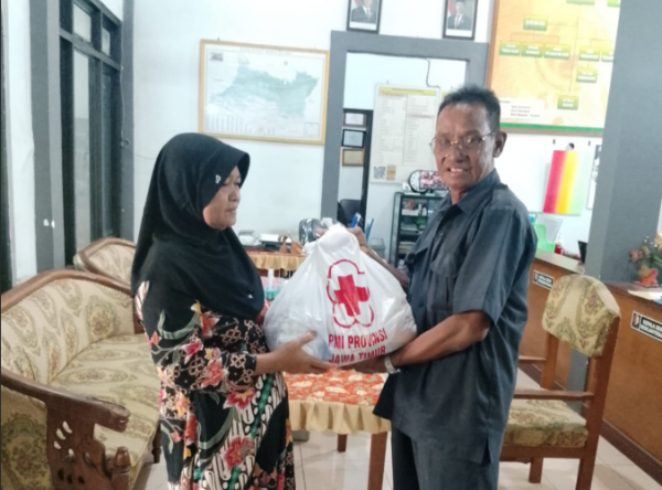 Gambar utama untuk artikel: Rayakan HUT Ke-81, PMI Bojonegoro Salurkan Bantuan Sembako Bagi Warga Membutuhkan