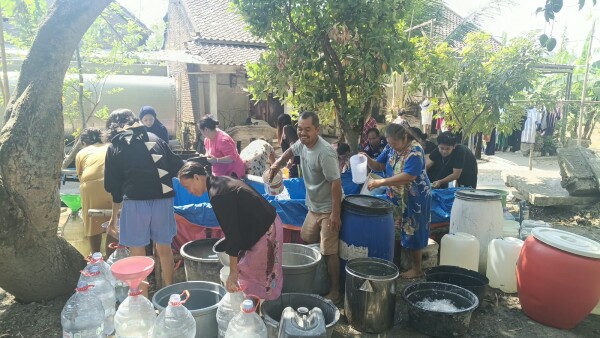 Gambar utama untuk artikel: Pegawai Dinsos Bojonegoro Galang Donasi Mandiri untuk Bantu Air Bersih untuk Warga Terdampak Kekeringan