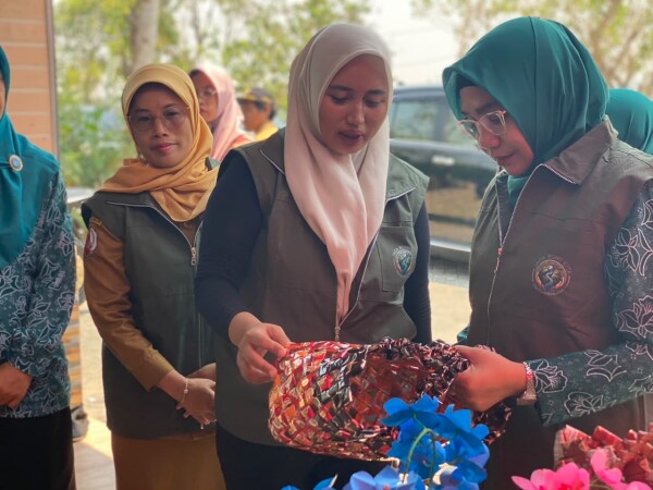 Gambar utama untuk artikel: Bank Sampah Berkah Desa Sudu-Gayam Kelola Sampah Jadi Tabungan untuk Bayar PBB
