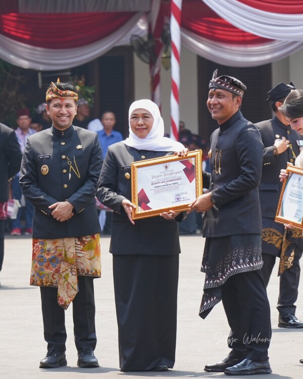 Gambar utama untuk artikel: Bupati Bojonegoro Raih Penghargaan Pembina Siskamling Terbaik Tingkat Provinsi Jatim