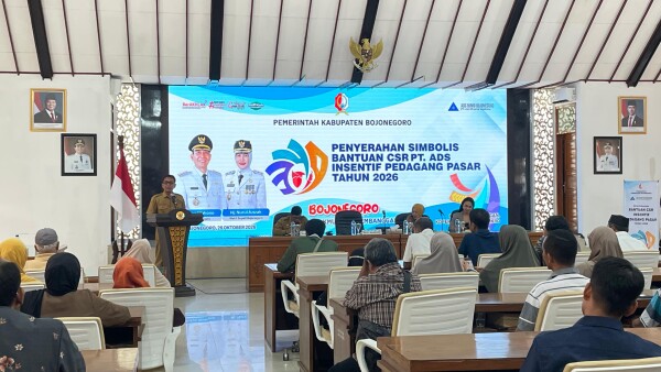 Gambar utama untuk artikel: Pemkab Bojonegoro Salurkan Insentif Pedagang Pasar untuk Penguatan Modal Usaha